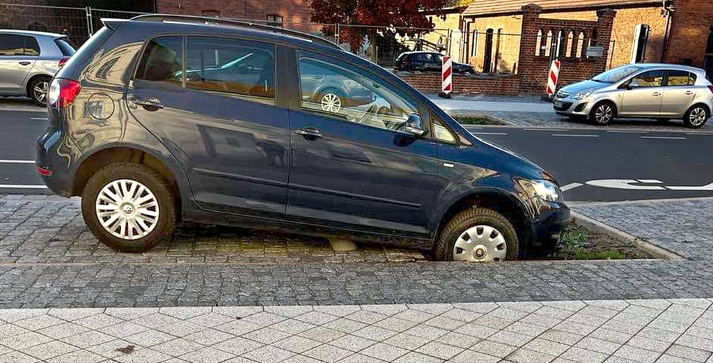 In dieser Parkbucht im Schadewachten in Stendal hat ein Autofahrer die Grenzsteine (hier im Bereich unter der Beifahrertür) überfahren und ist in der Pflanzgrube gelandet. Hier kann nur noch der Abschleppdienst helfen.