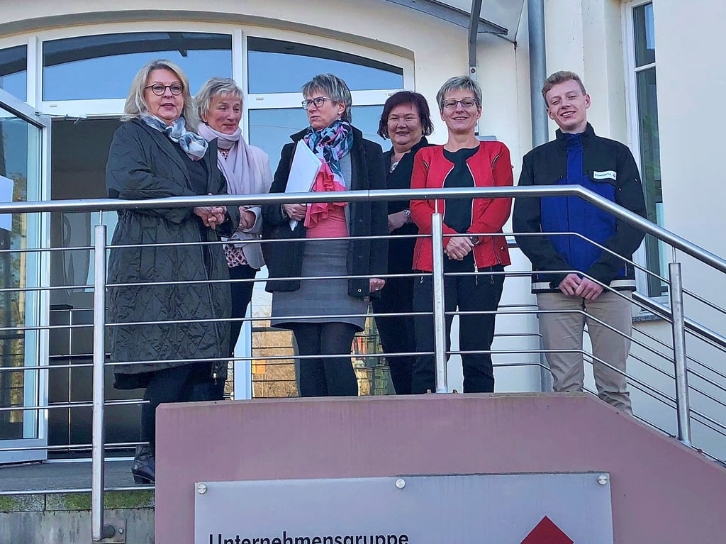 Zum Abschluss des Berufsberatungsjahres 2020/21 zeigte die Romonta-Geschäftsführung in Amsdorf, wie sie aktuell und künftig ausbilden will. Auf dem Foto: Romonta-Geschäftsführeron Rena Eichhardt, die scheidende Chefin der Sangerhäuser Arbeitsagentur Martina Scherer, die neue Agenturchefin Simone Meißner, Romonta-Personalchefin Sabine Rothgaenger, Romonta-Ausbilderin Miriam Fritsch und Azubi Tom Ringmann (v.li.).