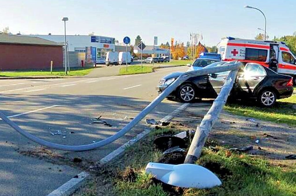 Der Mercedes und die zerstörte Laterne.