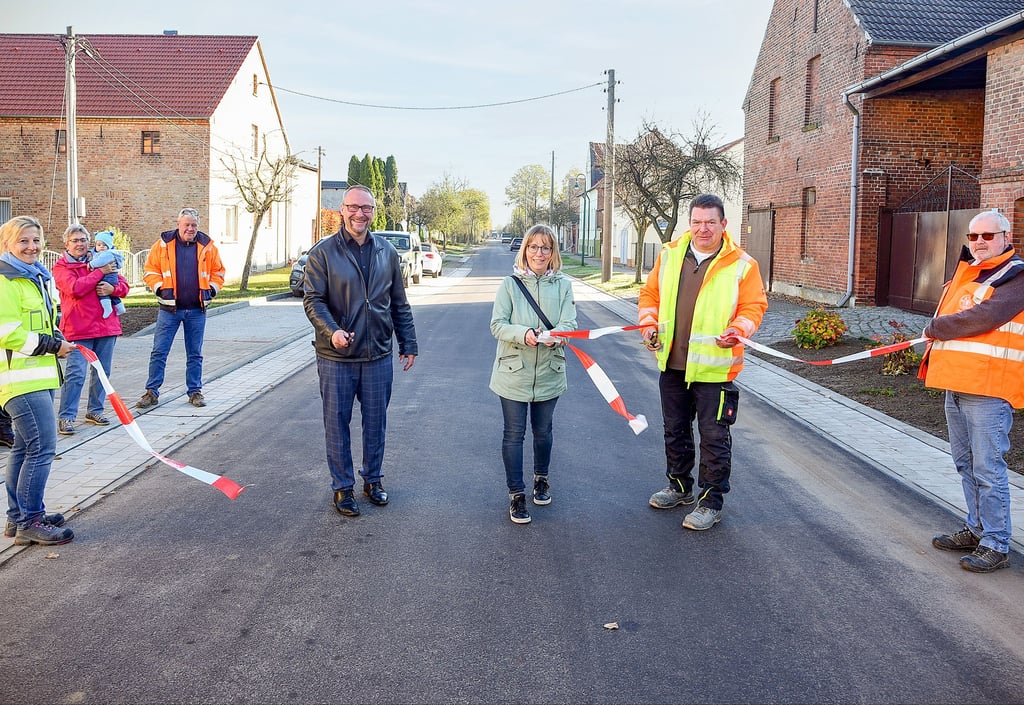 Offiziell freigegeben wurde die Straße von Berit Hamann, Vermesserin Bau- und Haustechnik Bad Düben, Akens Bürgermeister Jan-Hendrik Bahn, Ortsbürgermeisterin Babett Wimmer, Thomas Zieger, Vorarbeiter Bau- und Haustechnik Bad Düben, und Jürgen König vom Bauamt der Stadt Aken (von links)