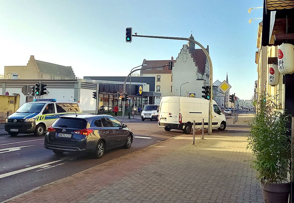 Der Kreuzungsbereich Friedrichstraße / Am Stadtfeld zählt zu den hochfrequentiertetsten Knotenpunkten der Stadt Schönebeck.