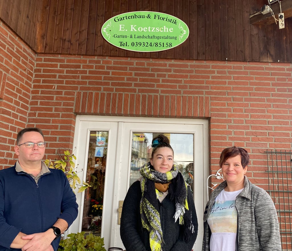 Inhaber Sven Koetzsche mit seinen Mitarbeiterinnen Juliane Schiele und Maria Bollfraß (von links) vor dem Blumengeschäft in Kläden, das auch Waren des täglichen Bedarfs im Angebot hat.
