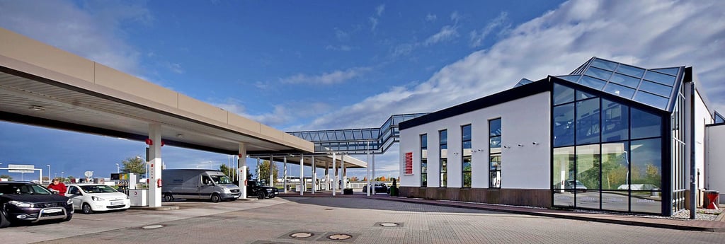 Futuristisch und modern präsentiert sich heute die Tankstelle Köckern West an der A 9.