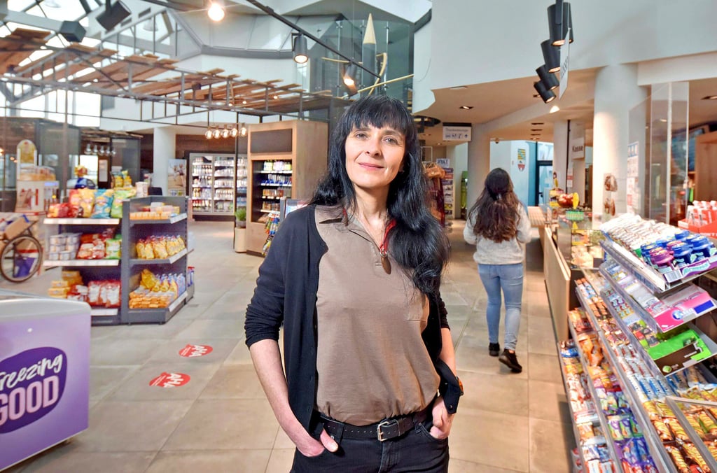 Nadine Forstner leitet in dritter Generation die Tankstelle Köckern West an der Autobahn 9.