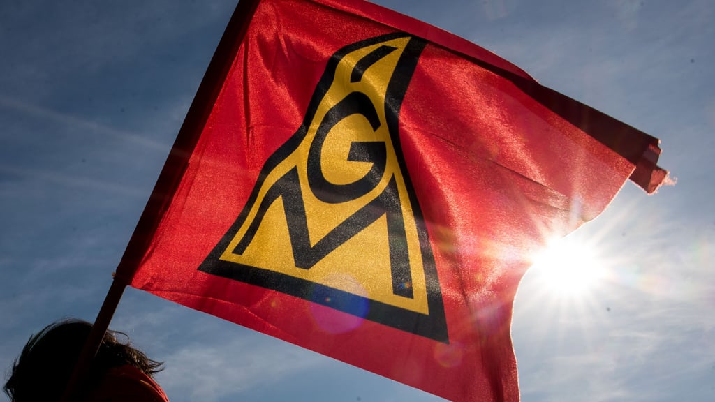 Im Rahmen des bundesweiten Aktionstags haben in Sachsen-Anhalt am Freitag hunderte Metallerinnen und Metaller an Protesten für einen sozialverträglichen Wandel in der Industrie teilgenommen.