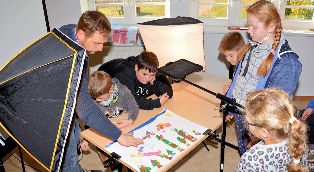 Matthias Melzer (l.) von „Workshoppen.de“ brachte die Technik für einen kleinen Trickfilm in Stop-Motion-Technik mit nach Seehausen und bewies mit seinem Kollegen Johannes Osterburg nicht nur Medienkompetenz, sondern auch unendliche Geduld beim Anleiten der Ferien-Kinder im Grundschulalter.