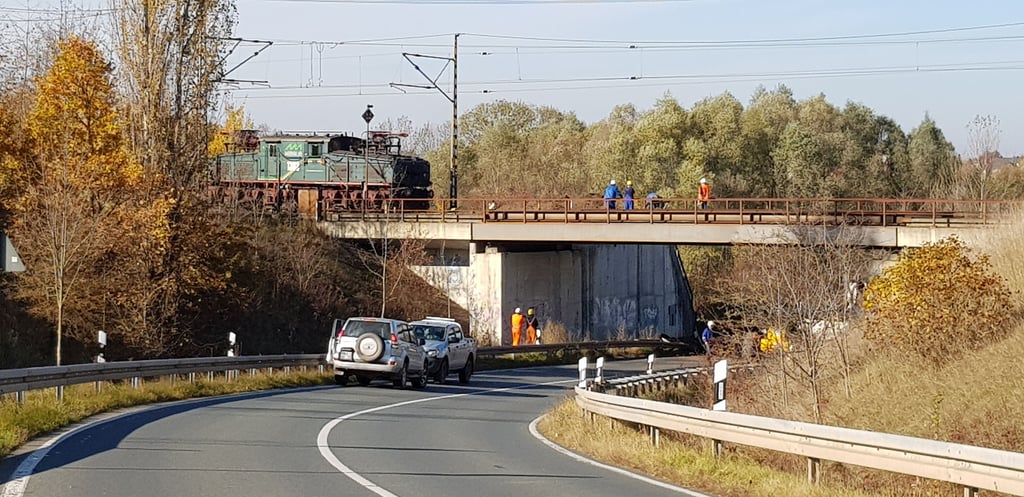 Auf einer Brücke über die Landesstraße 190 entgleiste eine Lok eines mittelständischen Unternehmens.