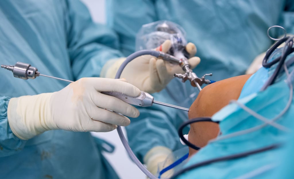 Ein Arzt operiert einen Patienten am Knie. Gutachter der Krankenkassen stellten im vergangenen Jahr über 4000 Behandlungsfehler fest, davon 2826, die gesundheitliche Schäden verursachten.