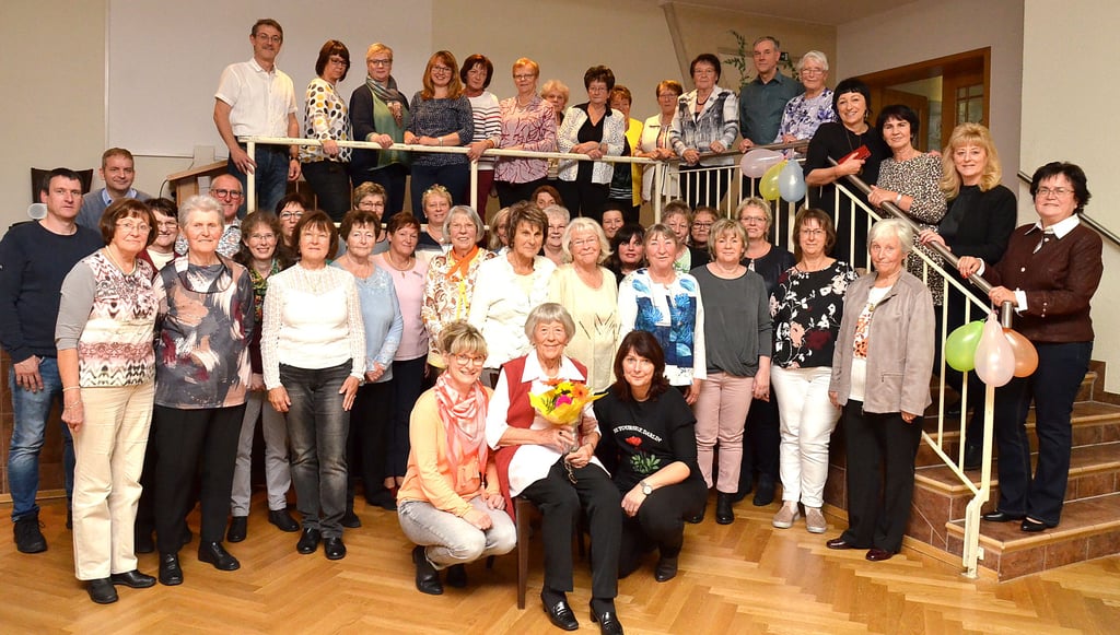 Etwa 50 ehemalige und jetzige Mitarbeiter der Kreissparkasse hatten sich erstmals zu einem Treffen zusammengefunden. Organisiert wurde es von Monika Prössel, Andrea Jädecke und Helga Lüth. Auf dem Stuhl sitzt Margot Streese, mit 93 Jahren die älteste Teilnehmerin.