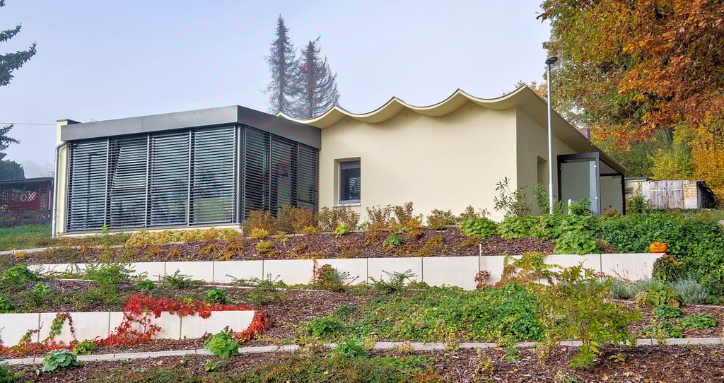 Statt tristen Betons modernes Zuhause: Einer der beiden Bungalows der einstigen Jugendherberge Bad Kösen erstrahlt im neuen Glanz. Die Bereiche neben der barrierefreien Zuwegung wurden bepflanzt.