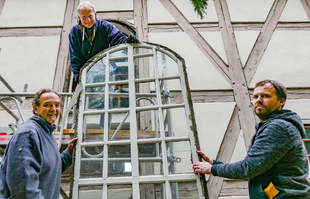 Die Restauratoren Maik Ochsmann (l.), Markus Schulz und Maik Münse bauten am Mittwoch die Kirchenfenster in Gentha aus.