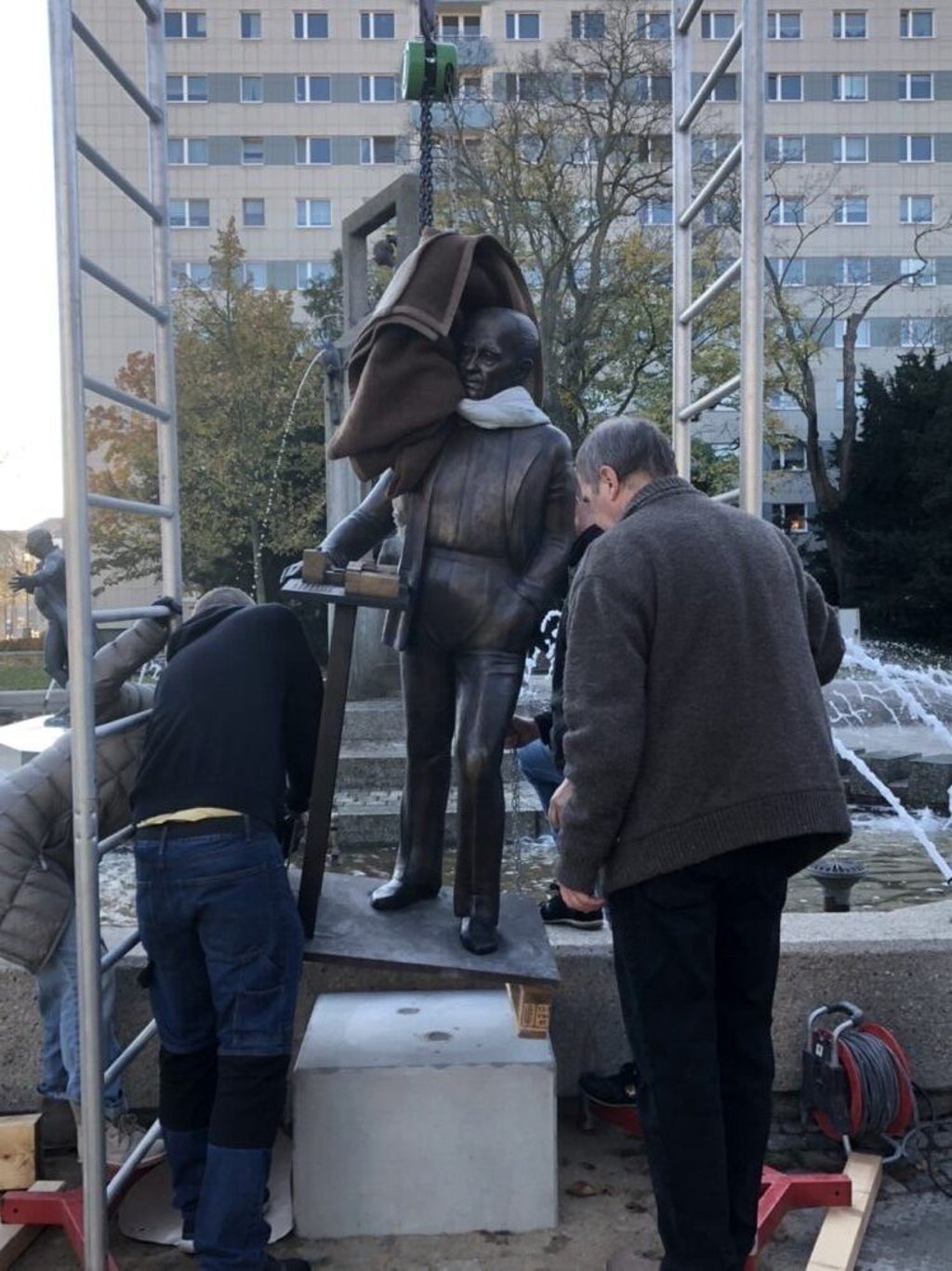 Noch schwebt Walter Gropius am Donnerstag über dem Sockel.