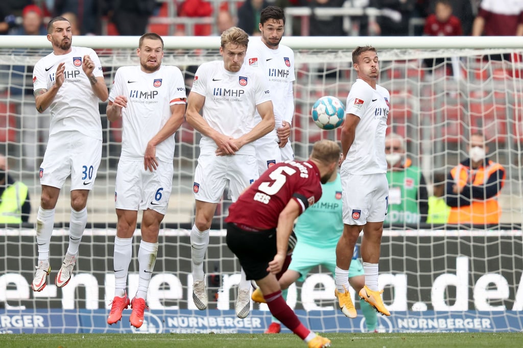 Der Nürnberger Johannes Geis (M) schießt einen Freistoß zum 3:0.