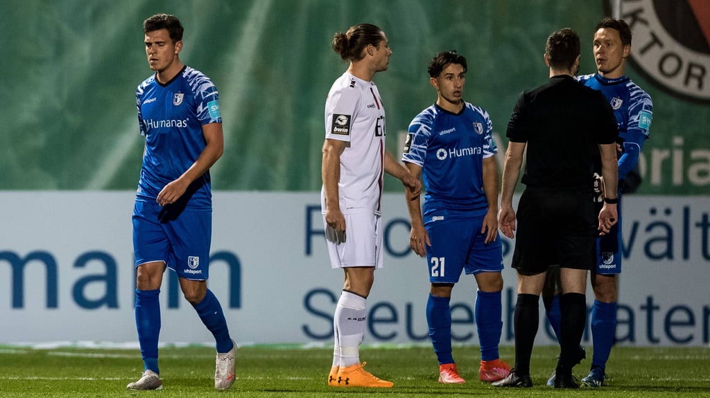 FCM-Kapitän Tobias Müller (l.) verlässt nach seiner Roten Karte das Feld in Köln.