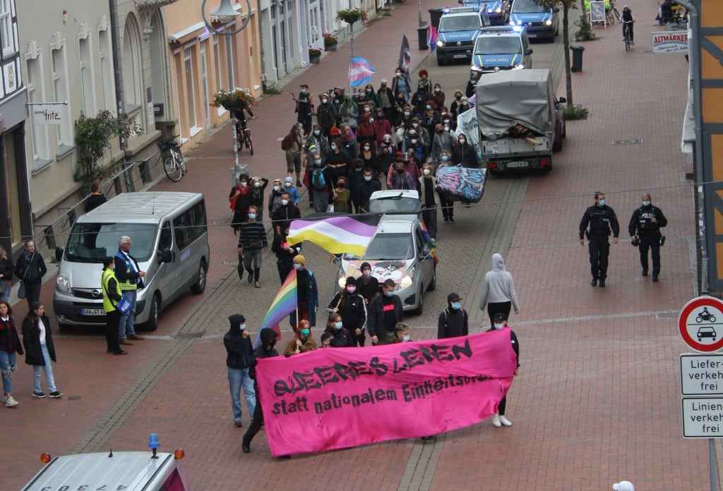 Etwa 60 Menschen demonstrierten am Sonntag in der Salzwedeler Innenstadt für eine tolerantere Gesellschaft