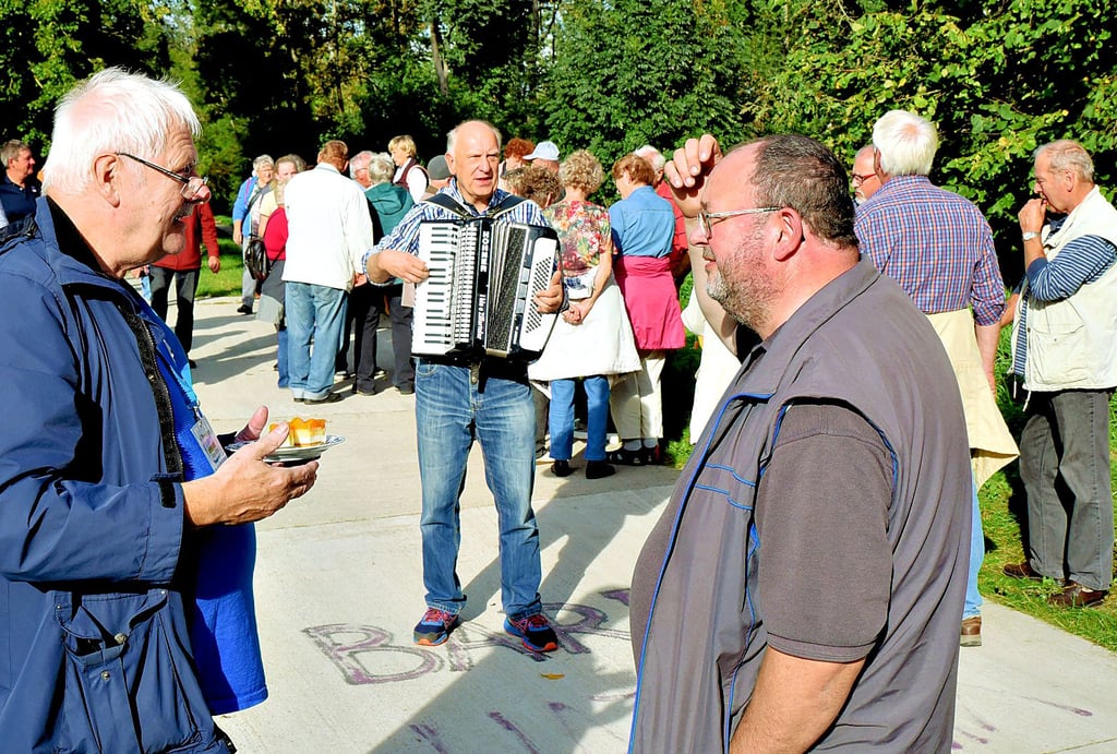 Gut besuchte Veranstaltung am Ostufer der Elbe. Jürgen Krebs, Chef der Barbyer Arbeitsgruppe Elbbrücke (l.) im Gespräch mit Walternienburgs Ortsbürgermeister Jörg Hausmann. Er strebt eine größere touristische Vernetzung an. Im Hintergrund Hobbymusiker Axel Krutzsch.