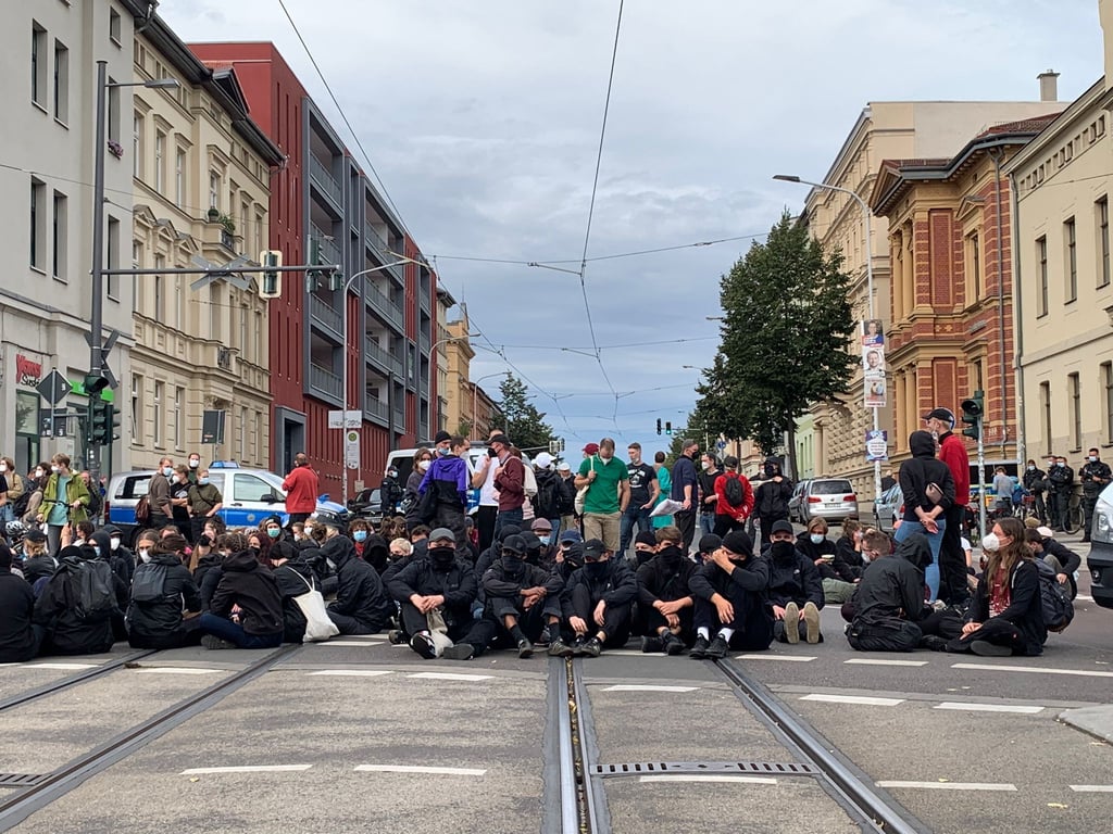 Sitzblockade gegen Rechts in der LuWu
