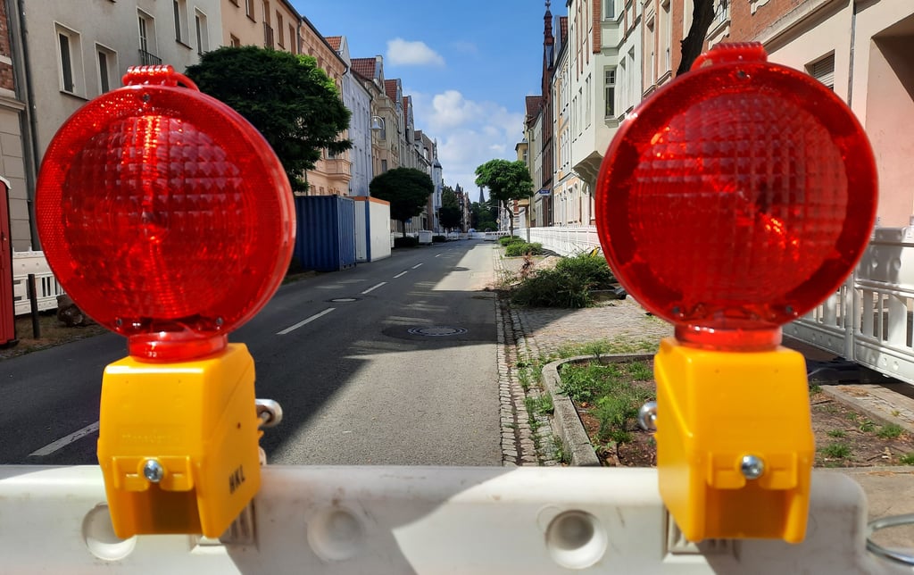 In der Frommhagenstraße in Stendal werden Trinkwasserleitungen erneuert. Es ist eines von mehreren Bauprojekten in der Hansestadt. Zukünftige Baustellen verzögern sich allerdings.