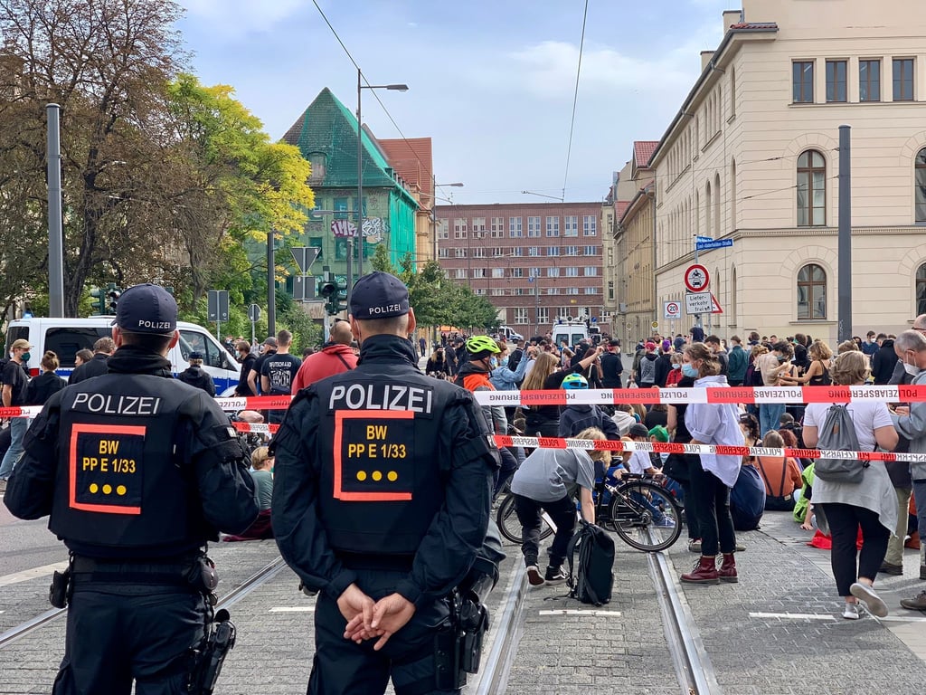 Polizei und Demonstranten in Halle