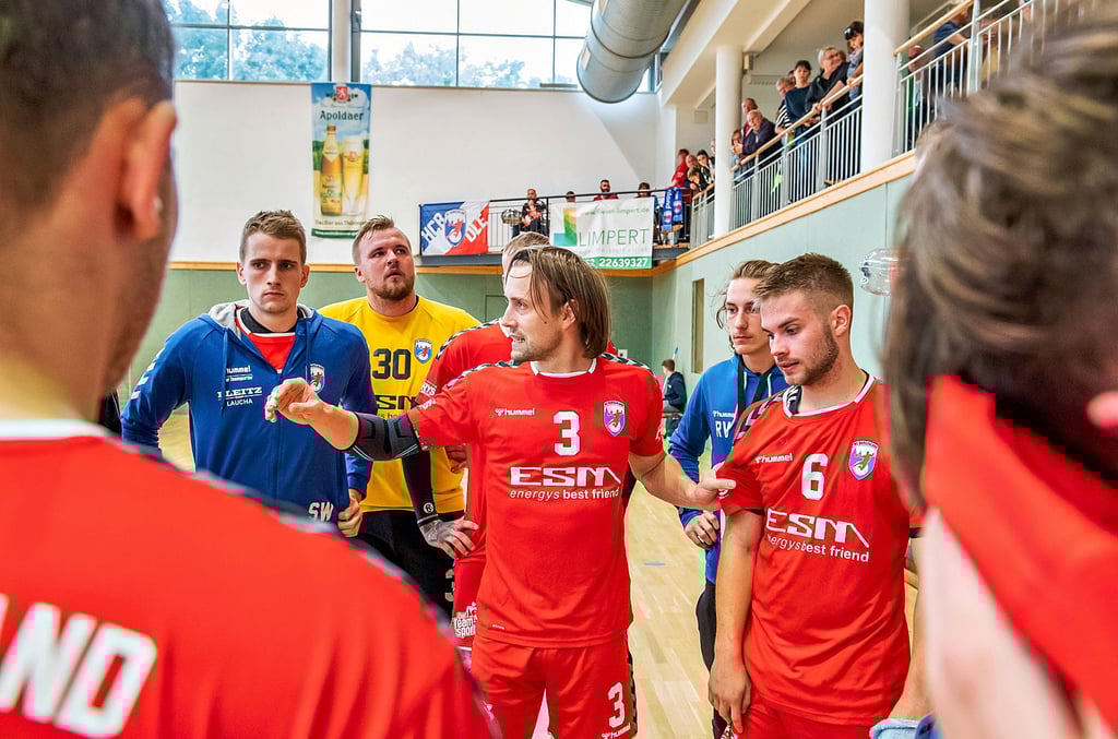 Die HCB-Reserve mit Spielertrainer Marcus Deibicht (Nummer 3) setzte sich am späten Sonntagnachmittag in der Sachsen-Anhalt-Liga nach einem irren Finale mit 33:32 gegen Wolfen durch.