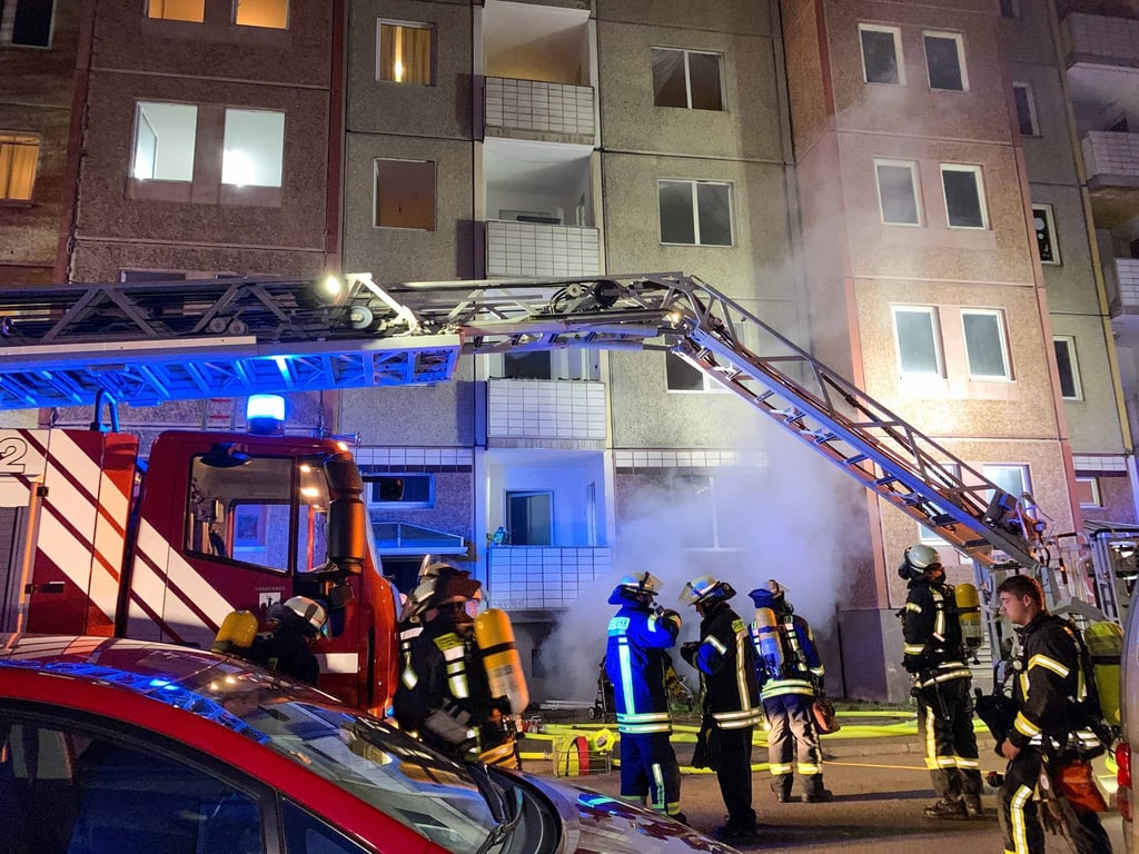 Die Feuerwehr löscht im Stadtteil Neue Neustadt in einem Mehrfamilienhaus, wo ein Feuer ausgebrochen war.