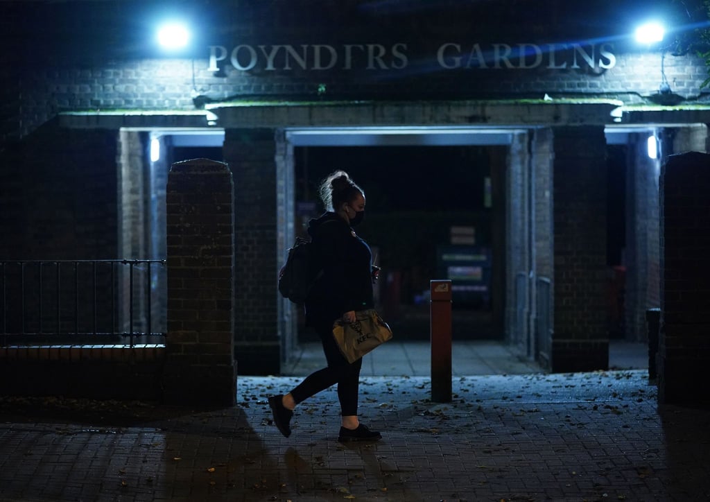 Eine Frau läuft nach Einbruch der Dunkelheit allein durch Südlondon. Die jüngsten Verhaltensempfehlungen der Londoner Polizei für Frauen als Reaktion auf den Mord an Sarah Everard stoßen auf scharfe Kritik.