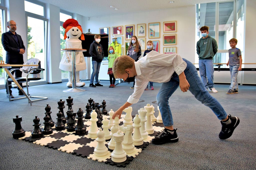 Beim Konditions-Blitz müssen die Schachzwerge aus Magdeburg nach jedem Zug zur Schachuhr sprinten.