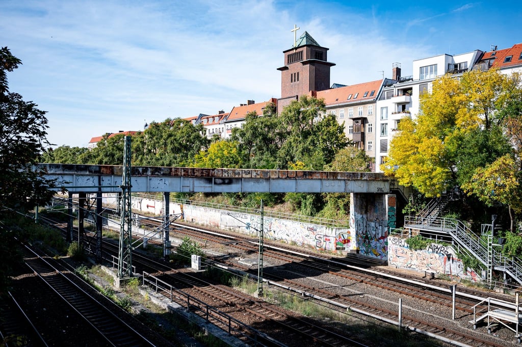 Die Brücke mit der beschädigten Stromleitung nahe der S-Bahn-Station Schönhauser Allee in Berlin.