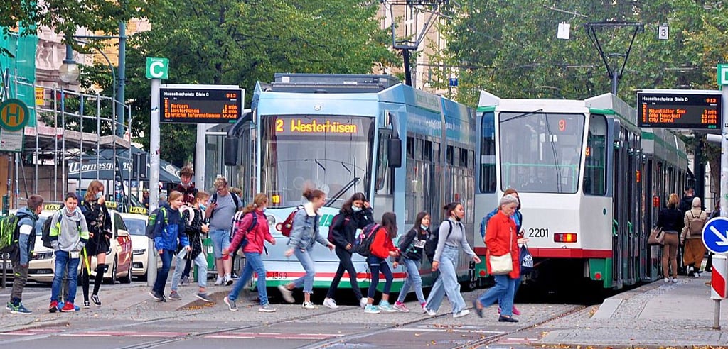 Betrieb an der Haltestelle Hasselbachplatz. Am 4.10.2021 sollen die Bahnen in Magdeburg im Depot bleiben – es wird gestreikt.