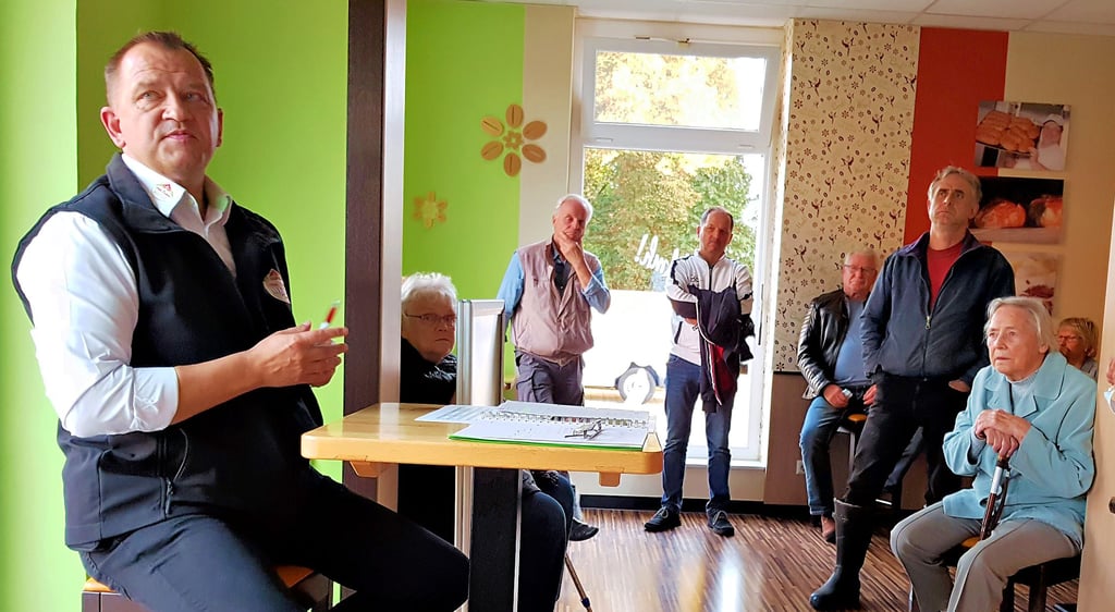 Wegen gesunkener Umsätze wurden bei der Heide-Bäckerei in Kunrau die Öffnungszeiten verkürzt. Wenn sich die Zahlen nicht bessern, droht die Schließung des Ladens. Um über die Lage zu informieren und eine Lösung zu finden, lud Verkaufsleiter Steffen Grabe (links) die Einwohner zu einem Gespräch ein.