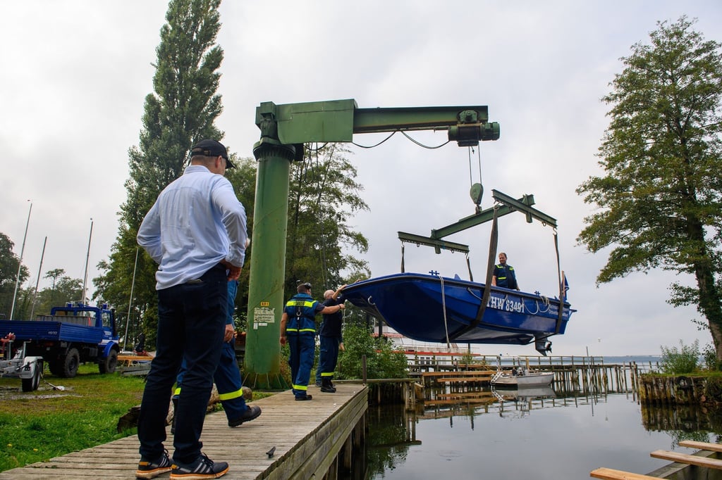 Helfer des Technischen Hilfswerkes lassen am Arendsee ein Boot zu Wasser.