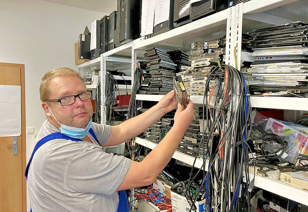 Enrico Morunga gilt als Computerexperte - er setzt neue Rechner aus den Bestandteilen alter Geräte zusammen.