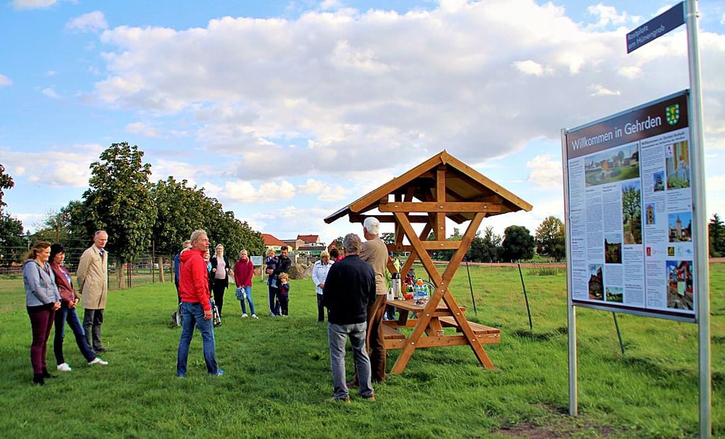 Die neue Infotafel am Rastplatz Hünengrab in Gehrden wurde offiziell eingeweiht.