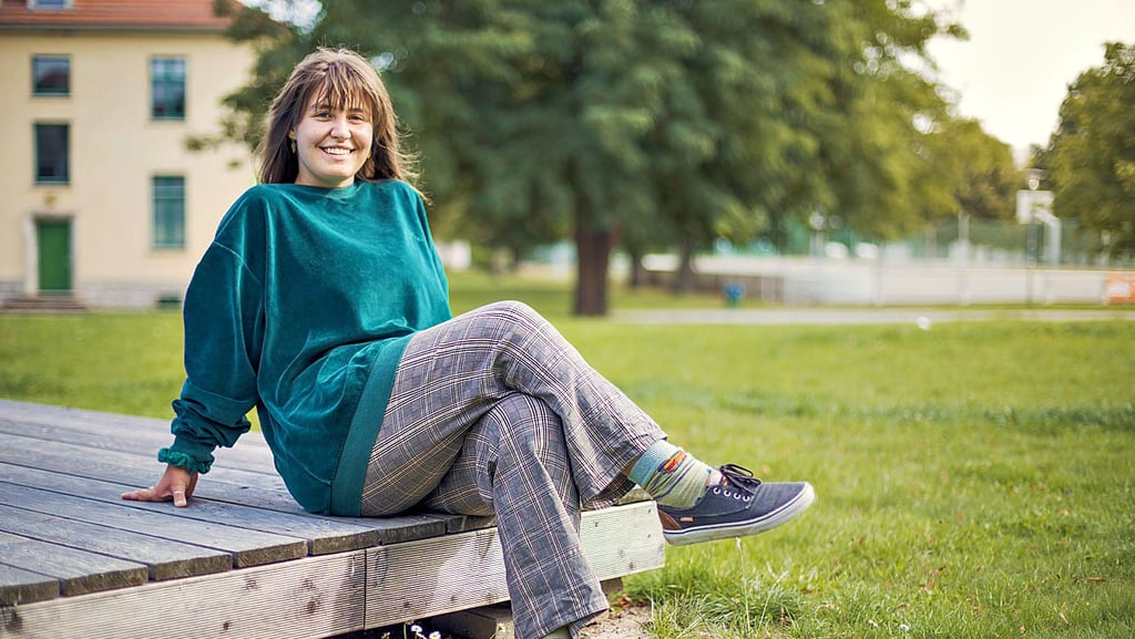 Sarah Michaelis auf ihrem Campus in Magdeburg, wo sie Bauingenieurwesen studiert.