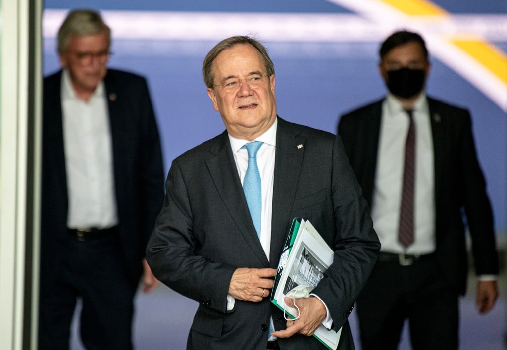 CDU-Chef Armin Laschet verlässt nach Sondierungsvorbereitungen das Konrad-Adenauer-Haus.