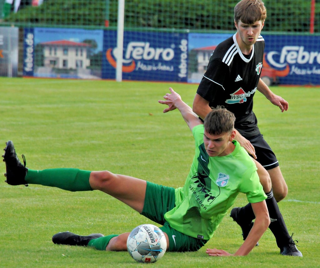 Fritz Weidemeier (h.) und seine Mitspieler von Union Schönebeck spielten die Gäste aus Bregenstedt phasenweise schwindelig.