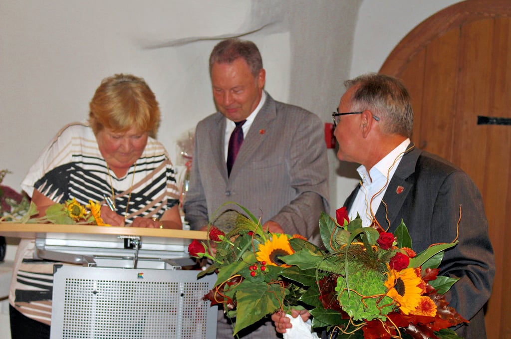 Die Groß Rodensleberin Elke Rönckendorf gehörte in diesem Jahr zu denjenigen, die sich in das Ehrenbuch der Stadt Wanzleben-Börde eintragen durften. Bürgermeister Thomas Kluge und Ortsbürgermeister Jürgen Wichert beobachteten den feierlichen Akt.