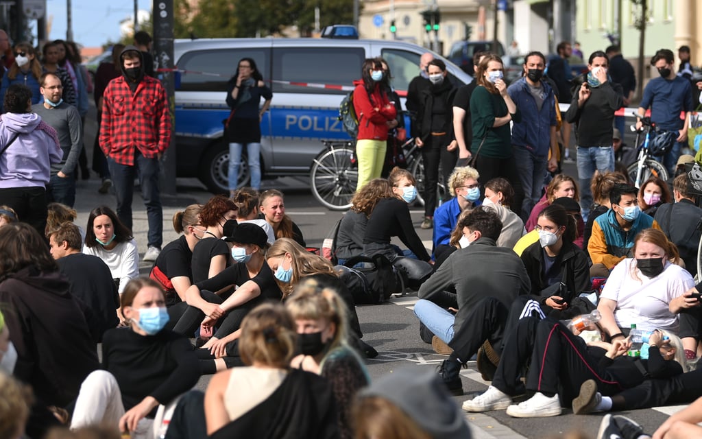 Die Teilnehmer einer Kundgebung gegen Rechts protestierten gegen einen Aufzug von Rechten.