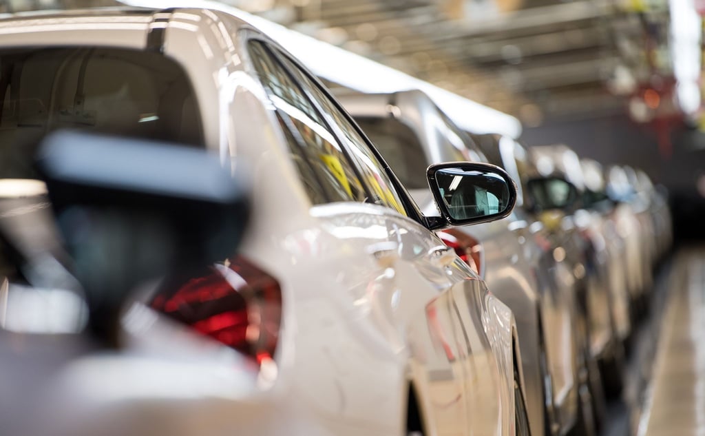 Wegen des Chipmangels werden deutlich weniger Autos verkauft.