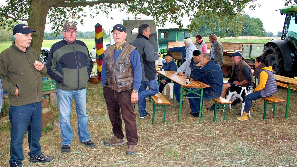 Fritz Schernikau, Erdmann Schulz und Siegfried Bartling (von links) haben die Einheitsfeier zwischen Jeebel und Volzendorf dieses Jahr zum 32. Mal mit ihren Familien organisiert.