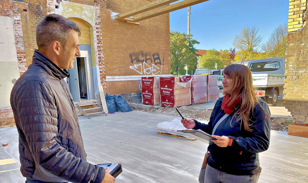 Swen Pazina und Bauleiterin Claudia Langer beraten über den weiteren Baufortschritt. Sie stehen in der zukünftigen Fahrradwerkstatt. Hier wurden rund 48 Kubikmeter Beton aufgebracht.