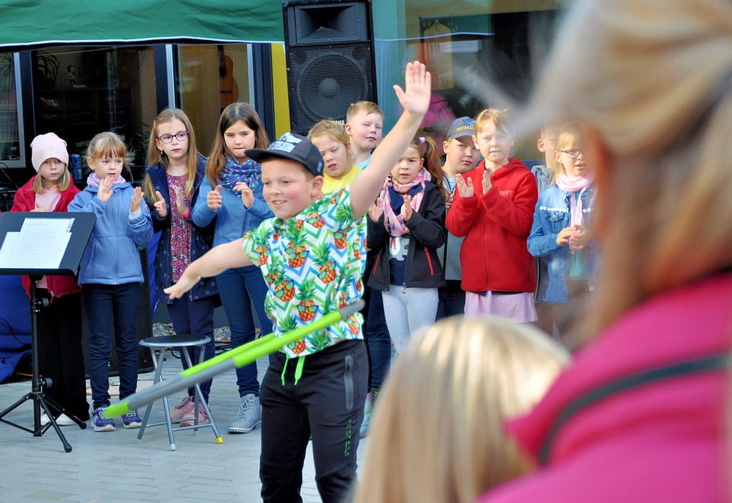 Bei der Eröffnungsfeier der Grundschule „Juri Gagarin“ sorgte unter anderem Louis Graul mit seiner Tanzeinlage im Stile der „Mini Playback Show“ für Unterhaltung. Der Andrang war groß, die frisch renovierte Grundschule in Augenschein zu nehmen.
