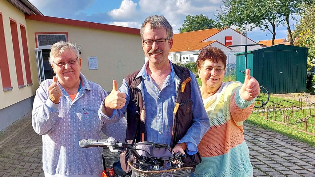 Sigrun Klose, Arne Schmidt und Angelika Fischer (von links) besuchen regelmäßig den Behindertentreff in Oebisfelde. Für die drei gehört das inzwischen zum festen Bestandteil ihres Alltags.