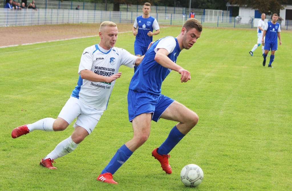 Nico Kietzmann (links) unterlag mit der TSG Calbe gegen den 1. FSV Nienburg.