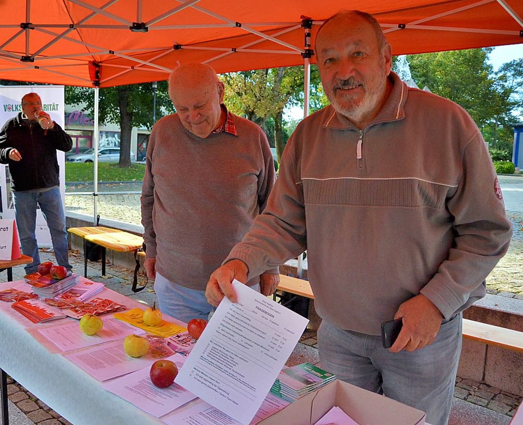 Der Seniorenbeirat, hier Karl Seidel (links) und Peter Maier, erforscht mit Fragebögen das digitale Verhalten Staßfurter Senioren.
