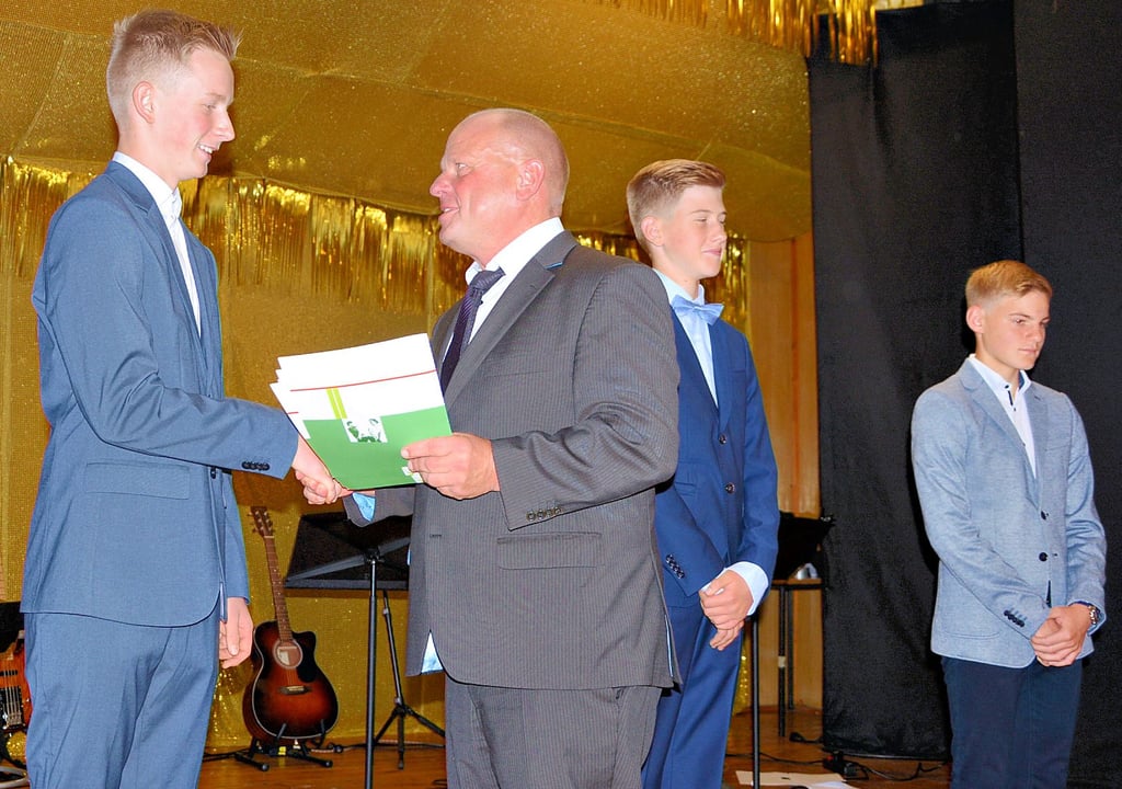 Der CDU-Landtagsabgeordnete Carsten Borchert gratulierte dem Winterfelder Johannes Wotapek zu seiner Jugendweihe. 93 junge Leute feierten den neuen Lebensabschnitt.