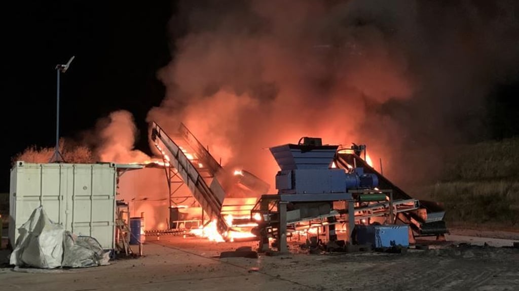 Eine Förderanlage ging auf einem Firmengelände bei Salzwedel in Flammen auf.