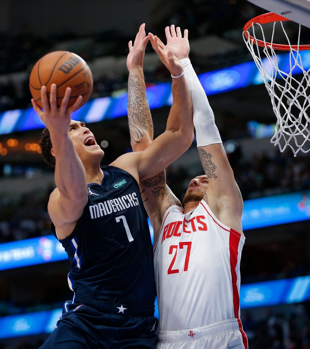 Mavericks-Forward Dwight Powell (l) zieht gegen Daniel Theis zum Korb.
