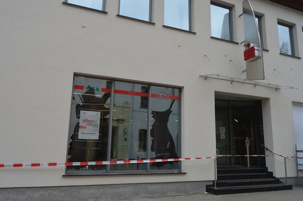 Die Schäden an der Sparkasse in der Pestalozzistraße in Lützen waren am Mittwochmittag deutlich sichtbar.