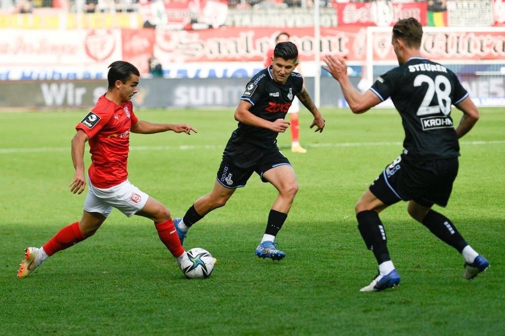 Halles Jan Shcherbakovski macht gegen den MSV Duisburg Tempo.